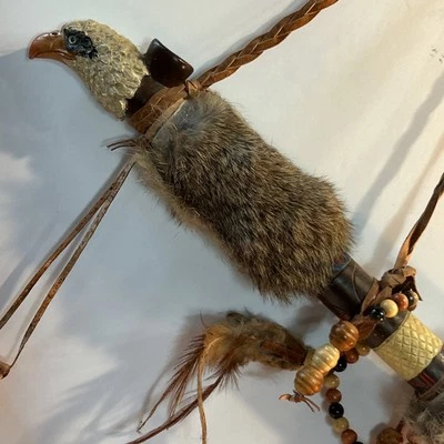Pipa Ksikkihkini 14" cabeza de águila imitación paz pipa piel de conejo, cuentas, plumas/223e Foto 1 de 4