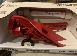 Toy Ertl McCormick IH 1-PR Corn Picker 1/16 Scale Special Edition MIB # 666 - Picture 1 of 6