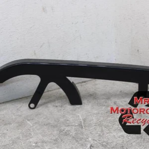 04-08 HARLEY SPORTSTER 883 1200 XL883 OEM SWINGARM CHAIN BUFFER GUARD L15 - Foto 1 di 5