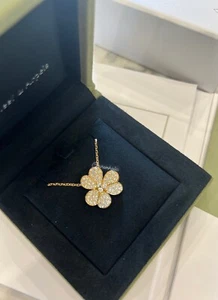 BN RARE✨Van cleef arpels VCA 2023 Frivole 18K Yellow Gold Diamond Large Pendant - Picture 1 of 11