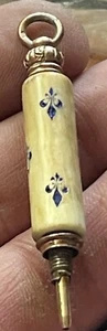 Rare Bijou Stylo Bille Ancien De Collection En Pendentif Gravures Fleurs De Lys - Imagen 1 de 7