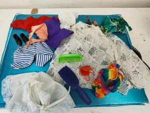Bambole vintage assortite vestiti e accessori fatti a mano - Foto 1 di 5