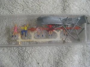 Kinder Figuren Spielplatz Rutsche Schaukel & Schwebebalken Merten #2454-HO Scale NEU - Bild 1 von 3