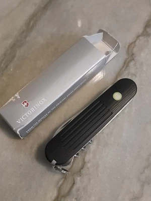Navaja suiza compacta Victorinox SAK con escalas Werx diseño Prometheus Foto 1 de 4