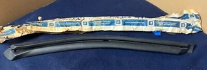 Corvette A Pillar Parabrisas Weatherstrip (DERECHA) - 1973-82 - NOS - GM# 3966566 - Imagen 1 de 7