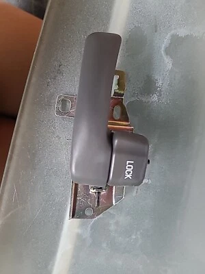 Se adapta a Toyota Camry: 1992, 1993, 1994 - 1996, NUEVO - Manija de puerta interior derecha, gris Foto 1 de 4