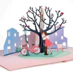 3D POP UP Klappkarte *Verliebtes Paar* Romantik Herzbaum Liebe Fahrrad Parkbank - Bild 1 von 4