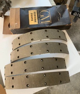 Новый из старых запасов комплект облицовки переднего тормоза для грузовика GMC 1960-е - Изображение 1 из 2