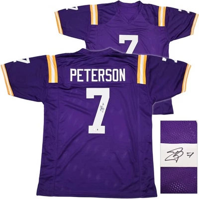 ¡OFERTA! Camiseta púrpura firmada por Patrick Peterson de los Tigres de LSU Beckett Witness Foto 1 de 4