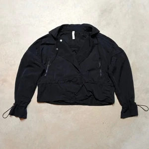 Athleta Acadia Cropped Jacke SMALL schwarz Kordelzug Nylon Athleisure Reisen Laufen - Bild 1 von 8