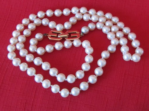 Collana vintage 1977 Givenchy LOGO chiusura tono oro ~ lunghezza opera 31" annodata perle