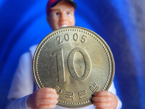 2005 South Korea 10/Ten Won Brass Coin Foreign World Currency Money Cover