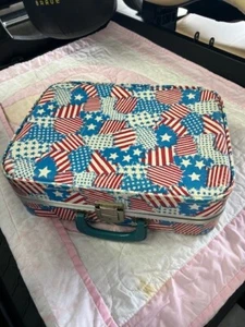 VINTAGE KIDS SUITCASE , RED, WHITE AND BLUE, FLAG PRINT Early 70's Retro - Picture 1 of 5