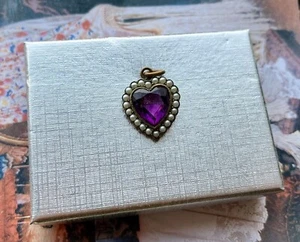 Collar de latón dorado colgante corazón de amatista púrpura y perlas semilla vintage/antiguo - Imagen 1 de 6