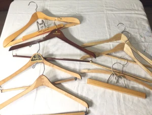 Vintage Holz Kleiderbügel Konvolut 8 verschiedene Stile und Größen teilweise mit Werbung - Bild 1 von 9