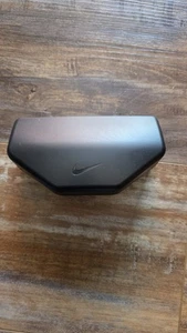 Nike Sonnenbrille Hartschalenetui sechseckig schwarz XLARGE Druckknopf Kunststoffverschluss nur Etui - Bild 1 von 2