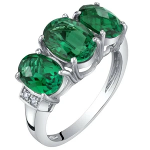 Anillo de tres piedras de oro blanco de 14 K creado en laboratorio esmeralda y diamante de 2 quilates - Imagen 1 de 4