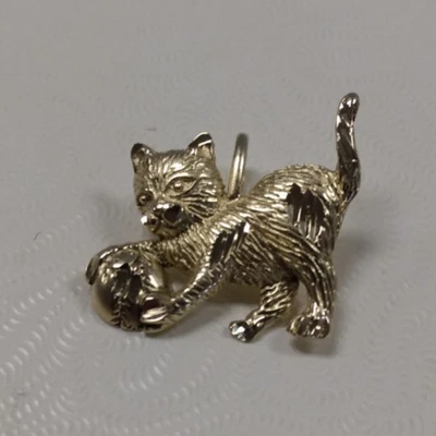 NUEVO 14k Oro Amarillo Lindo Gato Jugando Con Una Pelota de Tenis Colgante, 1.4 Gramos Foto 1 de 4