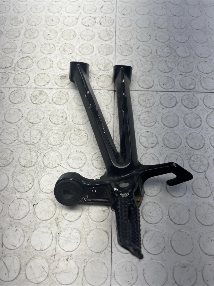 Apoio para os pés 2007-2008 Suzuki GSXR1000 GSXR 1000 passageiro esquerdo fabricante de equipamento original - Imagem 1 de 4