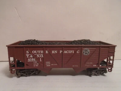 HO SCALE SP OUTSIDE BRACED 2 BAY HOPPER W/COAL LOAD METAL SPRUNG TRUCKS KADEE CO - Image 1 of 4