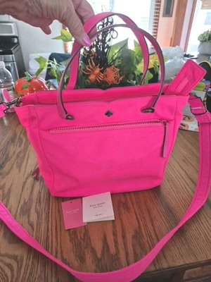 BOLSO DE MANO KATE SPADE JAE NAILON ROSA RADIANTE CON CORREA Y ETIQUETAS OPCIONALES Foto 1 de 4
