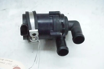 Bomba de agua auxiliar guardabarros delantero izquierdo Audi Q7 2011-2015 OEM 7P0965561 Foto 1 de 4