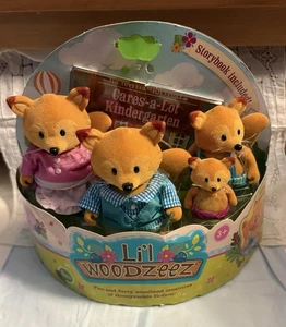 Li'l Woodzeez Tippytail Fuchs Familie und Pflege-A-Lot Kindergarten Bilderbuch - Bild 1 von 1