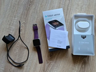Fitbit Versa Lite Edition Aktivitätstracker Smartwatch mit Ladekabel - Bild 1 von 3