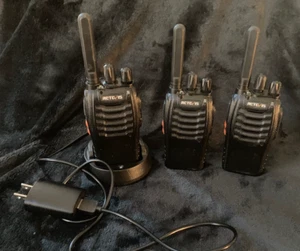 Zestaw 3 dwukierunkowych radia RETCIS H777 z jedną ładowarką.... WSZYSTKIE DZIAŁAJĄ! - Zdjęcie 1 z 6