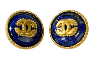 Orecchini Vintage CHANEL Lapislazzuli Cabochon Tondo Clip On Oro Blu Logo CC - Foto 1 di 11