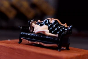 figure 1/64 artist's sexy model girl with Sofa Fit 1:64 CAR street stand diorama - Picture 1 of 4