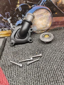 21 Triumph Rocket III 3 GT 2500 thermostat housing cover - Foto 1 di 7