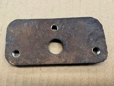 MG MIDGET LOWER HINGE THREADED PLATE - Image 1 of 2
