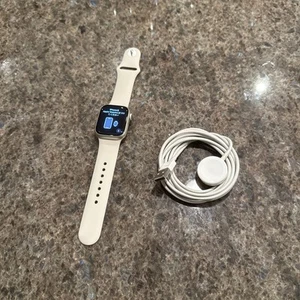 GPS Only Apple Watch Series 8 41MM Starlight Aluminum White Sport Band A2770 - Zdjęcie 1 z 9
