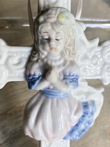 Porcelana Cruz Rubia Niña Rezando 3D 8.5 Pergamino Colgante Pared Blanco - Imagen 1 de 9