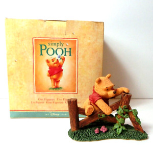 DISNEY Simply Pooh Small Steps Make Grand Adventures Pooh Climbing Fence Figurin