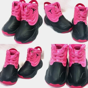 STIVALI DA PIOGGIA NIKE AIR JORDAN DRIP 23 ROSA E NERI BAMBINA 6C CT5799-600 - Foto 1 di 12