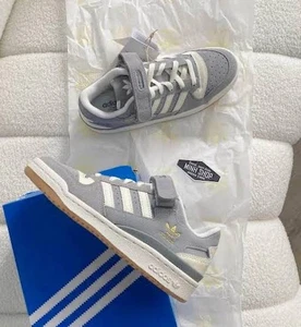ADIDAS ORIGINALS Women Forum Low Shoes I Charcoal Solid Grey / Cream White / Gum - Picture 1 of 7