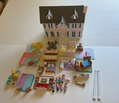 Computadora Galoob Happy Heart Mansion 1994 sala de juegos + 9 figuras + 13 insertos - en muy buena condición Foto 1 de 4