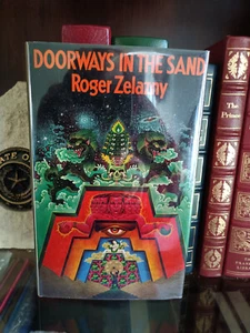*SIGNED*_DOORWAYS IN THE SAND_ROGER ZELAZNY_HCDJ_1st UK Edition_Very Good - Picture 1 of 12