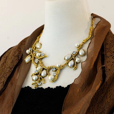 Collar de perlas y pedrería de moda dorado llamativo Foto 1 de 4