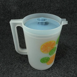 Tupperware 2 Quart Krug #1676 transparent und bedruckter Boden mit blauem Druckknopfdeckel - Bild 1 von 10