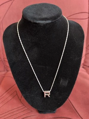 Посеребренное ожерелье с инициалом в виде буквы R - Изображение 1 из 4