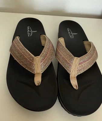 Blue Fin Women's 8 Sparkly  Flip Flop Sandals Shoes Comfortable Gold - Image 1 of 4