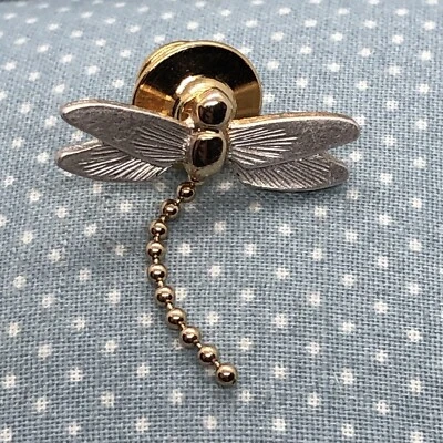 De colección 1984 Avon Libélula Tono Dorado con Alas Recubiertas de Plata Blanca Solapa Tac Pin Foto 1 de 2
