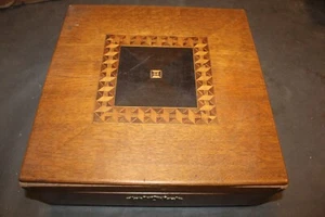 alte Holz Kiste mit Intarsien Arbeiten Spielekiste Spieltisch Kästchen Truhe - Bild 1 von 8
