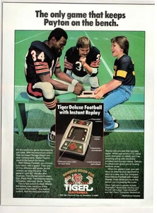 Juego de fútbol americano vintage 1980 Tiger Electronics Walter Payton Bears 8,5 x 11 anuncio - Imagen 1 de 1