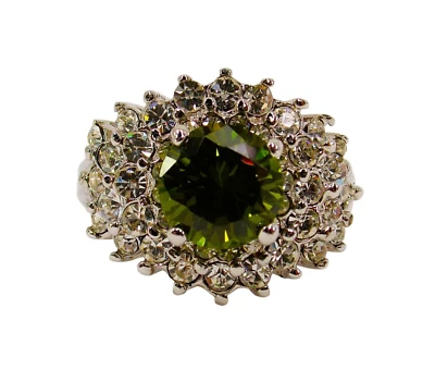Anillo de piedra de circonio cúbico redondo verde con piedras circonitas redondas transparentes a su alrededor TALLA 8 Foto 1 de 4