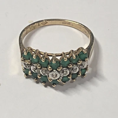 Anillo de oro amarillo de 10K con diamante redondo y esmeralda talla 7 Foto 1 de 4