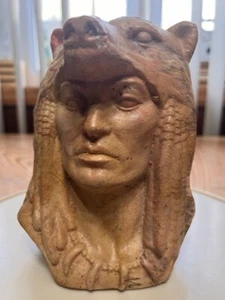 JEFE GUERRERO INDIO NATIVO AMERICANO CON BUSTO DE OSO ESTATUA RESINA DE ARCILLA - Imagen 1 de 9